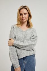 Gładki sweter z dekoltem w serek i ściągaczem szary. Szare swetry nierozpinane damskie MOODO, l, bez wzorów, z poliesteru, bez kołnierzyka, bez ramiączek. W wyprzedaży za 79.99 zł.