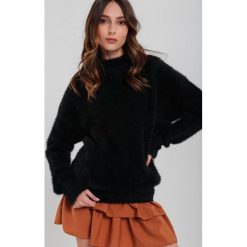 Czarny Sweter Wełniany Merrill. Czarne swetry nierozpinane damskie Renee, l, bez wzorów, z wełny, klasyczne, bez kołnierzyka, bez ramiączek. Za 79.99 zł.