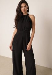 Czarny Kombinezon Elegancki z Broszką Różą 3D i Dekoltem Halter Thaelima. Czarne sukienki damskie Born2be, na co dzień, m, bez wzorów, eleganckie, bez kołnierzyka, bez ramiączek, kopertowe. Za 159.99 zł.