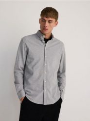 Koszula regular fit z bawełną - jasnoszary. Szare koszule męskie Reserved, l, bez wzorów, z bawełny, bez kołnierzyka, bez ramiączek. W wyprzedaży za 39.99 zł.
