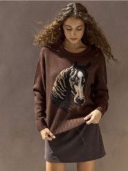 Dzianinowy sweter z motywem konia - brązowy. Brązowe swetry nierozpinane damskie Sinsay, l, bez wzorów, z dzianiny, bez kołnierzyka, bez ramiączek. Za 59.99 zł.