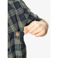 Koszula podróżnicza męska Fjallraven Ovik Travel Shirt S/S. Niebieskie koszule męskie Fjällräven, m, bez wzorów, casualowe, bez kołnierzyka, bez ramiączek. Za 339.99 zł.