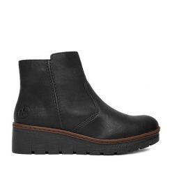 Botki Rieker. Czarne botki damskie Rieker, bez wzorów, bez obcasa, na koturnie, bez zapięcia. Za 279.99 zł.