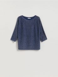 Sweter z metalizowaną nitką - niebieski. Niebieskie swetry nierozpinane damskie Reserved, l, bez wzorów, z wiskozy, bez kołnierzyka, bez ramiączek. Za 99.99 zł.