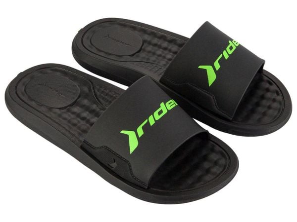 Klapki dla mężczyzn Rider STEP SLIDE. Czarne klapki męskie Ipanema, bez wzorów, z materiału, bez zapięcia. Za 149.99 zł.