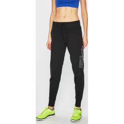 Reebok Classic - Spodnie. Czarne spodnie materiałowe damskie Reebok Classic, bez wzorów, z bawełny, casualowe. W wyprzedaży za 149.90 zł.