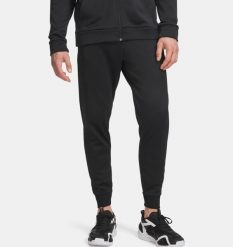 Under Armour UA ARMOUR FLEECE JOGGERS Spodnie męskie. Czarne spodnie materiałowe męskie Under Armour, bez wzorów, z materiału. W wyprzedaży za 188.99 zł.