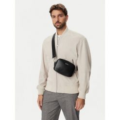 Saszetka Guess. Czarne saszetki i nerki męskie Guess, z aplikacjami. Za 284.99 zł.