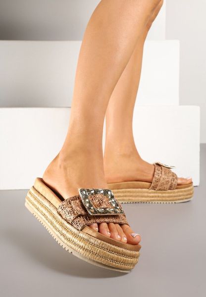 Brązowe Klapki na Grubej Podeszwie z Plecionki z Klamrą z Kryształkami Sorlise. Brązowe klapki damskie Renee, na lato, bez wzorów, bez obcasa, na płaskiej podeszwie, bez zapięcia. Za 119.99 zł.