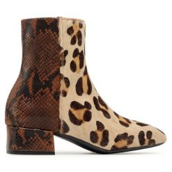 Botki Eva Minge. Brązowe botki damskie Eva Minge, bez wzorów, bez obcasa, na słupku, bez zapięcia. Za 499.99 zł.