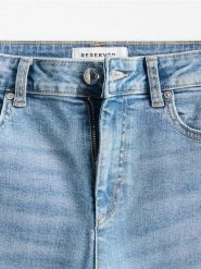 Jeansy relaxed slim - niebieski. Niebieskie jeansy damskie Reserved, bez wzorów, z bawełny. Za 129.99 zł.