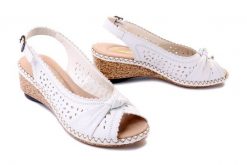 RIEKER 66176-81 white, sandały damskie. Białe sandały damskie Rieker, w ażurowe wzory, bez obcasa, na koturnie, bez zapięcia. Za 271.92 zł.