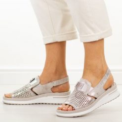 Khaki skórzane sandały damskie Cambell 40329. Brązowe sandały damskie Cambell, z aplikacjami, z jeansu, bez obcasa, na platformie, bez zapięcia. Za 229.00 zł.