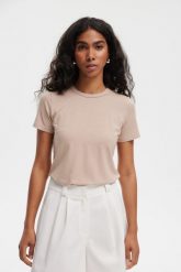 T-SHIRT NINA TAUPE M - Flawless. T-shirty damskie Flawless, m, bez wzorów, z materiału, eleganckie, bez kołnierzyka, bez ramiączek. Za 229.00 zł.