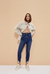 Jeansy extra high waist. Niebieskie jeansy damskie MOODO, bez wzorów, z bawełny, z podwyższonym stanem, długie. W wyprzedaży za 44.99 zł.