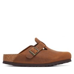 Klapki Birkenstock. Brązowe klapki damskie Birkenstock, bez wzorów, bez obcasa, bez zapięcia. Za 694.99 zł.