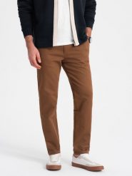Spodnie męskie chino SLIM FIT z delikatną teksturą - karmelowe V3. Eleganckie spodnie męskie Ombre Clothing, bez wzorów, z bawełny. W wyprzedaży za 199.99 zł.