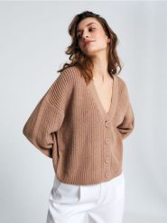 Kardigan dzianinowy - beżowy. Brązowe kardigany damskie Sinsay, l, bez wzorów, z dzianiny, bez kołnierzyka. Za 29.99 zł.