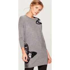 Sweter z aplikacją - Szary. Szare swetry nierozpinane damskie Mohito, l, z aplikacjami, bez kołnierzyka, bez ramiączek. Za 99.99 zł.