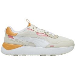 Buty damskie Puma Runtamed Platform. Białe obuwie sportowe damskie Puma, bez wzorów, bez zapięcia, trekkingowe. Za 269.50 zł.