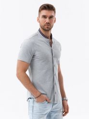 Męska dzianinowa koszula z krótkim rękawem i kolorową stójką – szara V5 OM-SHSS-0101 - M. Szare koszule męskie Ombre Clothing, m, bez wzorów, z bawełny, sportowe, bez kołnierzyka, bez ramiączek. W wyprzedaży za 49.99 zł.