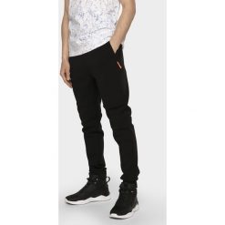 Spodnie dresowe męskie SPMD204 - głęboka czerń. Spodnie sportowe męskie 4F, m, bez wzorów, z dresówki. Za 149.99 zł.