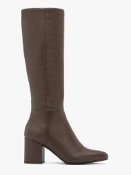 Brązowe kozaki z wąską cholewką. Brązowe kozaki damskie Ryłko, bez wzorów, ze skóry, bez obcasa, na słupku, bez zapięcia. Za 749.99 zł.