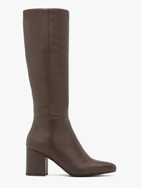 Brązowe kozaki z wąską cholewką. Brązowe kozaki damskie Ryłko, bez wzorów, z materiału, bez obcasa, na słupku, bez zapięcia. Za 749.99 zł.