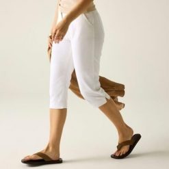 Damskie spodnie Bayletta Capri. Białe szorty damskie Regatta, bez wzorów, z bawełny, sportowe. W wyprzedaży za 252.50 zł.