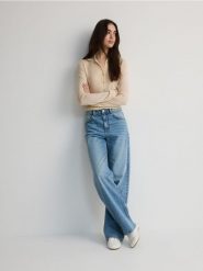Jeansy wide leg - niebieski. Niebieskie jeansy damskie Reserved, bez wzorów, z bawełny. W wyprzedaży za 69.99 zł.