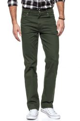 WRANGLER SPODNIE MĘSKIE TEXAS MOSS GREEN W121TA221 112126200. Zielone spodnie materiałowe męskie Wrangler, bez wzorów, z materiału. W wyprzedaży za 109.99 zł.