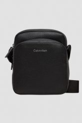 CALVIN KLEIN Czarna męska torba na ramię. Czarne torby na ramię męskie Calvin Klein, ze skóry ekologicznej, na ramię. W wyprzedaży za 239.99 zł.