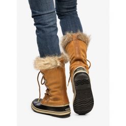 Buty zimowe damskie Sorel Joan of Arctic. Brązowe obuwie trekkingowe damskie Sorel, bez zapięcia. W wyprzedaży za 709.00 zł.