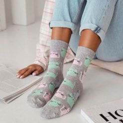 Skarpetki damskie kolorowe koty 1176 gr. Szare skarpetki damskie Milena, bez wzorów, z bawełny. Za 15.90 zł.
