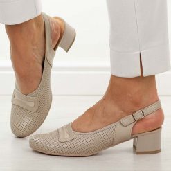 Beżowe skórzane Polskie czółenka damskie Góral 2000. Brązowe czółenka damskie Góral, na lato, w ażurowe wzory, z materiału, biznesowe, z okrągłym noskiem, bez obcasa, na obcasie, bez zapięcia. Za 399.00 zł.