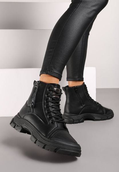 Czarne Traperki na Tłoczonej Podeszwie Ozdobione Suwakiem przy Cholewce Linicia. Czarne trapery damskie Renee, z futra, bez zapięcia. Za 69.99 zł.