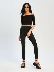 Jeansy skinny - czarny. Czarne jeansy damskie Sinsay, bez wzorów, z jeansu, z podwyższonym stanem. Za 49.99 zł.