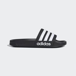 Klapki męskie basenowe Adidas ADILETTE. Białe klapki męskie Adidas, bez wzorów, z materiału, bez zapięcia. Za 119.00 zł.