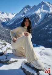 Beżowy Komplet Dzianinowy Spodnie o Szerokim Kroju i Sweter Półgolf Datusa. Brązowe swetry nierozpinane damskie Renee, m, bez wzorów, z dzianiny, eleganckie, bez kołnierzyka, bez ramiączek. Za 139.99 zł.