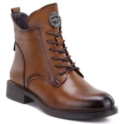 Botki damskie ocieplane z ozdobą camel eVento 24BT02-7976. Brązowe botki damskie eVento, z aplikacjami, ze skóry ekologicznej, eleganckie, bez obcasa, bez zapięcia. Za 159.99 zł.