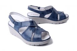SUAVE 710235-05 blau, sandały damskie. Niebieskie sandały damskie Suave, bez wzorów, bez obcasa, na koturnie, bez zapięcia. Za 262.43 zł.