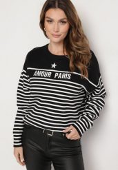 Czarny Sweter z Bawełną w Paski z Haftowanym Napisem Zeanista. Czarne swetry nierozpinane damskie Born2be, uniwersalny, z aplikacjami, z bawełny, eleganckie, bez kołnierzyka, bez ramiączek. Za 84.99 zł.