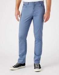 WRANGLER TEXAS SLIM MĘSKIE SPODNIE MATERIAŁOWE BLUE MIRAGE W12SEAXOD 112145793. Niebieskie spodnie materiałowe męskie Wrangler, bez wzorów, z materiału. Za 209.99 zł.