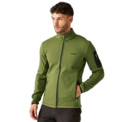Kurtka z kapturem softshell z zamkiem Regatta Aldean. Zielone kurtki męskie Regatta, bez wzorów, z softshellu, z kapturem, trekkingowe. Za 99.99 zł.
