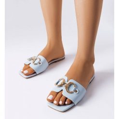 Niebieskie eleganckie klapki z łańcuchem Corbin. Niebieskie klapki damskie na lato, z aplikacjami, casualowe, z otwartym noskiem, bez obcasa, na płaskiej podeszwie, bez zapięcia. Za 81.83 zł.