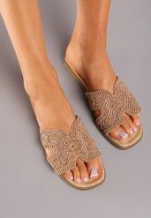 Ciemnobeżowe Ażurowe Klapki na Płaskiej Podeszwie w Stylu Boho Gilaria. Brązowe klapki damskie Renee, z aplikacjami, z tkaniny, boho, bez obcasa, na płaskiej podeszwie, bez zapięcia. W wyprzedaży za 59.99 zł.