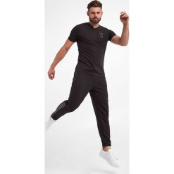 Spodnie dresowe ARMANI EXCHANGE. Spodnie sportowe męskie Armani Exchange, m, bez wzorów, z dresówki. W wyprzedaży za 415.17 zł.