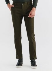 PAKO LORENTE – Zielone spodnie męskie o kroju Slim Fit. Zielone spodnie materiałowe męskie Pako Lorente, bez wzorów, z bawełny. Za 119.99 zł.