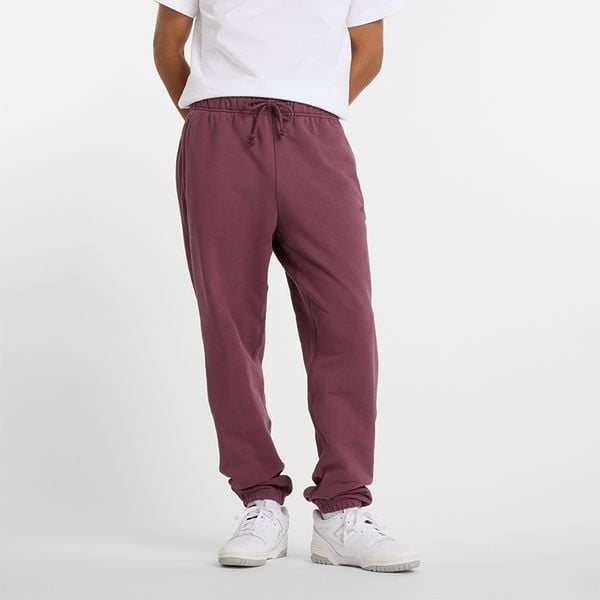 Spodnie męskie New Balance MP41508FDP – bordowe. Czerwone spodnie sportowe męskie New Balance, m, bez wzorów, z bawełny. Za 249.99 zł.