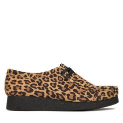 Półbuty Clarks. Brązowe półbuty damskie Clarks, bez wzorów, bez obcasa, na płaskiej podeszwie, bez zapięcia. Za 529.99 zł.
